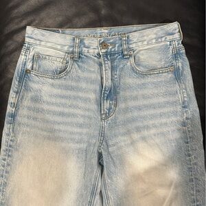 American Eagle Mom jeans light wash 6 Long